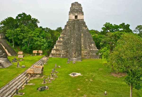 Tikal piramis komplexum Guatemalában — Stock Fotó