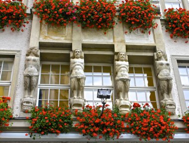 heykeller ve çiçek Alman bir otelin dış cephe süslemeleri