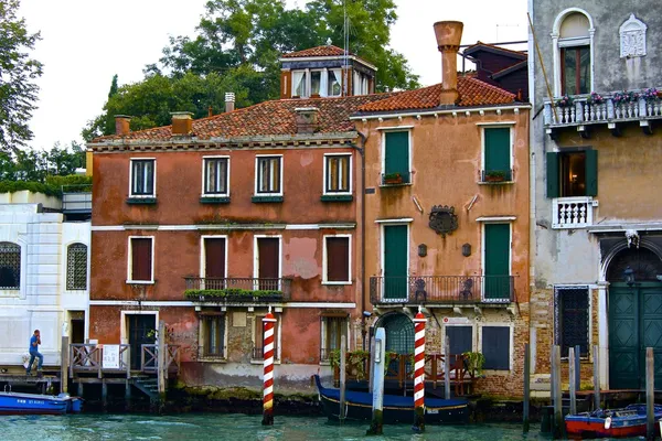 Historic Buildings And Gondola Poles — Stock Photo, Image