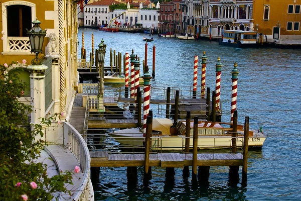 Velence Canal Grande csatornára és a Gondola pólus — Stock Fotó
