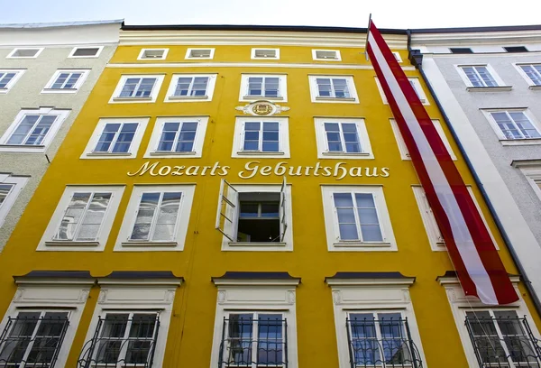 Farbenfrohe Außenfassade des Geburtshauses von Mozart — Stockfoto