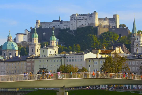 El horizonte de Salzburgo sobre el puente peatonal — Foto de Stock