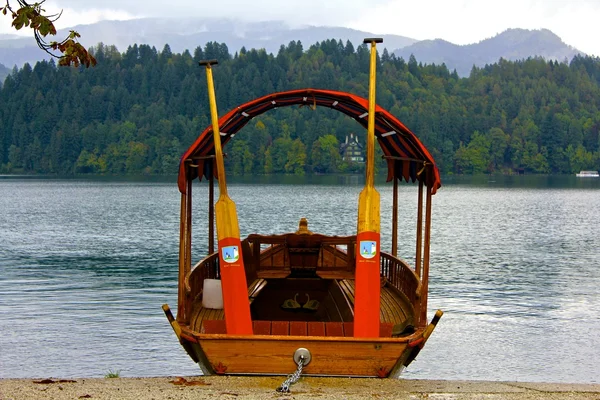 Barco colorido en un lago esloveno — Foto de Stock