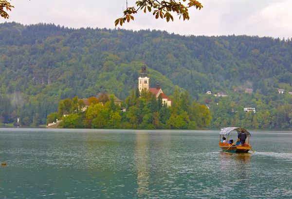 Лодка на Словенском озере — стоковое фото
