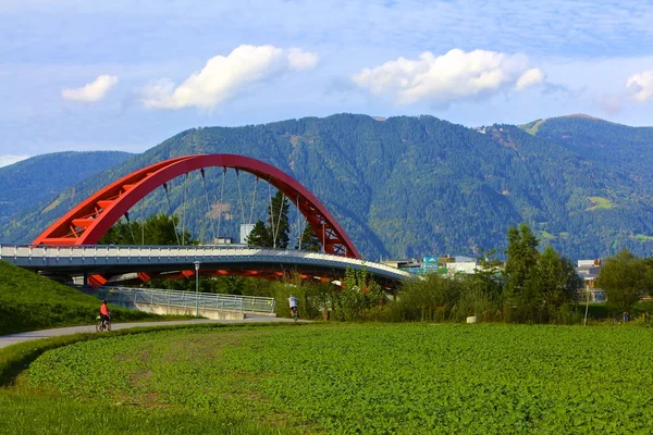 オーストリアの橋とバイカー ストック写真