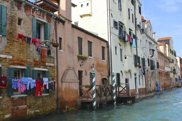 Apartments Along a Canal in Venice — Stock Photo, Image