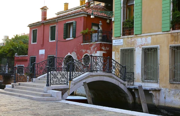 Puente y edificios a lo largo de un pequeño canal veneciano — Foto de Stock