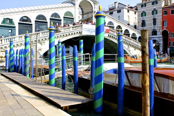 Gondola pólus és a Rialto-híd Velence — Stock Fotó