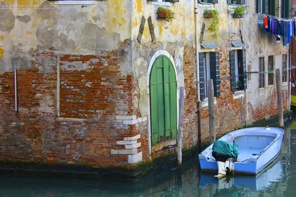 Színes régi épület határos Canal, Velence — Stock Fotó