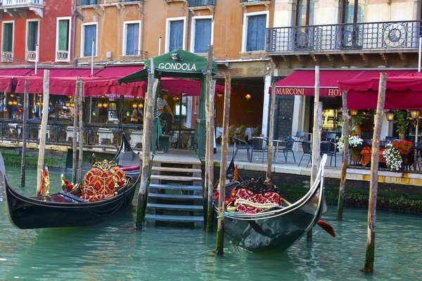 Gondole ancorate lungo il Canal Grande — Foto Stock