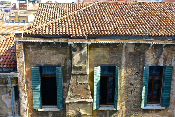 Ancien bâtiment italien en mauvais état — Photo