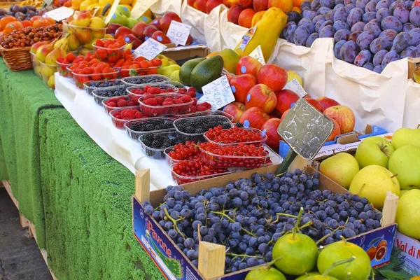 市場では新鮮な果物 ストック写真