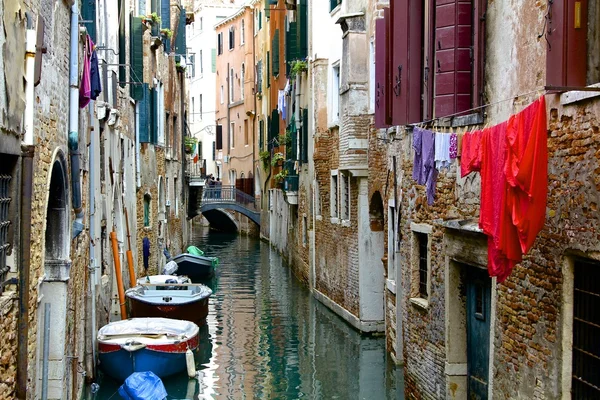 Lavandaria pendurada e barcos ao longo de um canal veneziano Imagens De Bancos De Imagens