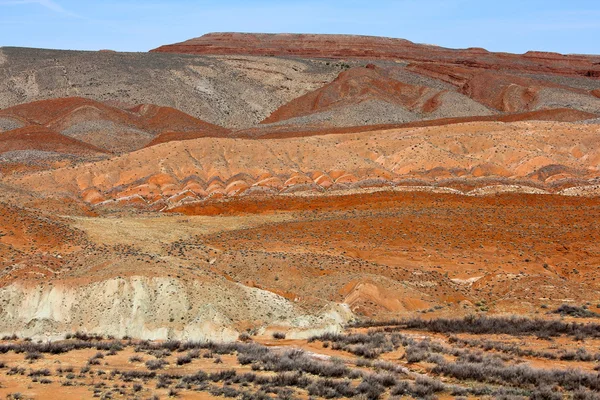 Arc-en-ciel de couleurs le long de la colline du désert — Photo