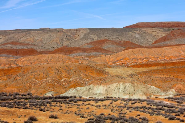 Arco-íris de cores ao longo da encosta do deserto — Fotografia de Stock