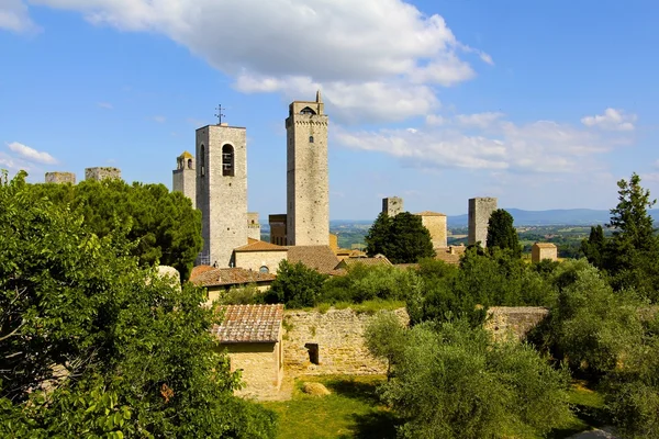 Olivenbäume und Türme, Toskana, Italien — Stockfoto