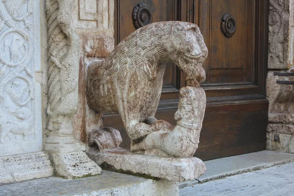 Statue of Lion Eating Christian, Assisi Cathedral — Stock Photo, Image