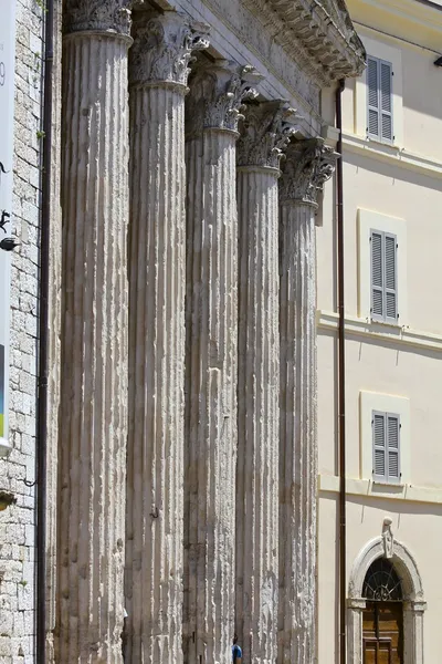 Korintiska kolonner, minerva-templet, assisi, Italien — Stockfoto