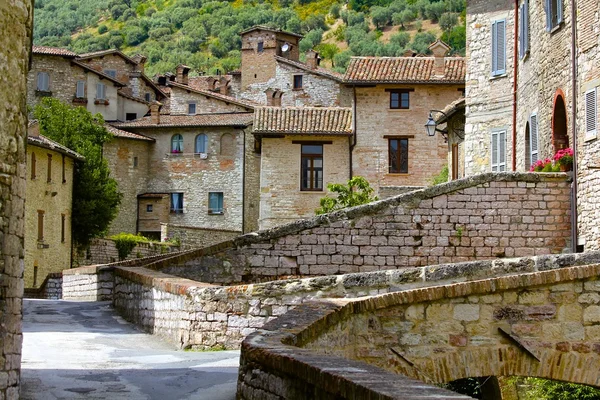 Malerische, mittelalterliche italienische Hügelstadt lizenzfreie Stockfotos