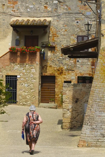 Donna anziana nel villaggio toscano — Foto Stock