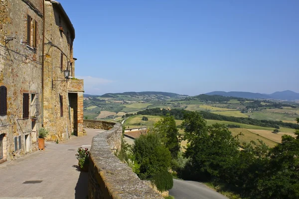 Villaggio e paesaggio toscano — Foto Stock