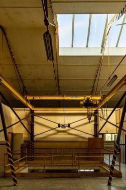 Wroclaw, Polonya - 2 Eylül 2020: Çok az yapıya sahip küçük eski bir pompalama istasyonu