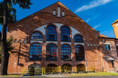 Wroclaw, Polonya - 2 Eylül 2020: Eski pompalama istasyonu binası cephesi