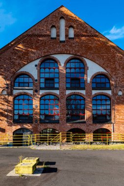 Wroclaw, Polonya - 2 Eylül 2020: Eski pompalama istasyonu binası cephesi