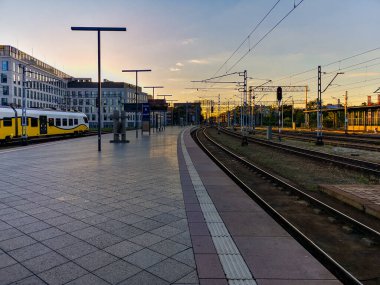 Wroclaw, Polonya - 7 Eylül 2020: Öğleden sonra ana tren istasyonundan hızlı tren yolculuğu