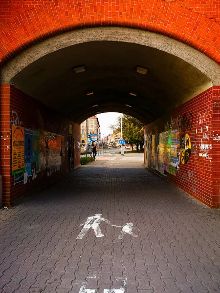 Wroclaw Polonia Septiembre 2020 Entrada Pequeño Túnel Ladrillo Rojo Lleno — Foto de Stock