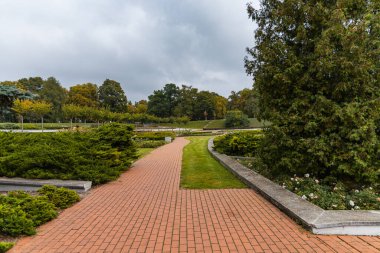 Sonbaharda Cytadela parkında küçük bir göl ve rosaryum.