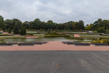 Sonbaharda Cytadela parkında küçük bir göl ve rosaryum.