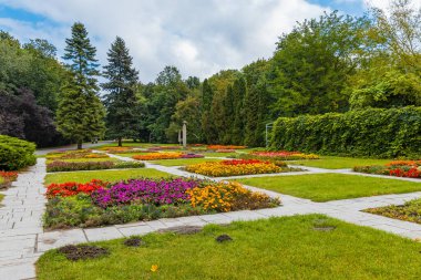 Hisar parkındaki kare alanlar küçük renkli çiçeklerle dolu.