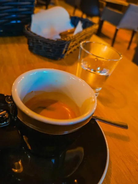 Μικρό Σκούρο Φλιτζάνι Καφέ Espresso Ένα Ποτήρι Νερό — Φωτογραφία Αρχείου