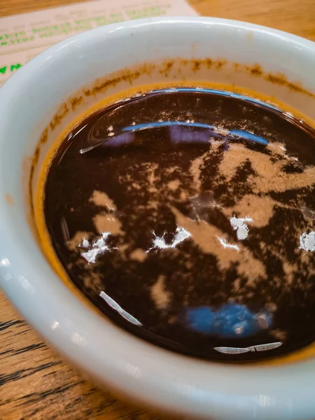 Fehér Csésze Tele Fekete Kávé Egy Kis Hamvasztással Tetején — Stock Fotó