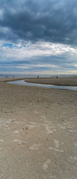 Вертикальная Панорама Пляжа Рядом Балтийским Морем Небольшим Ручьем — стоковое фото