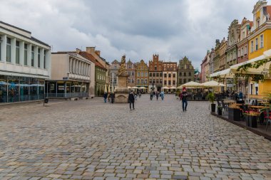 Poznan, Polonya - 2 Ekim 2020: Bulutlu bir günde pazar meydanı