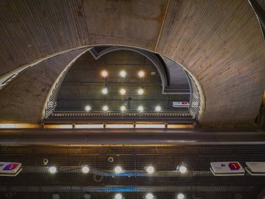 Poznan, Polonya - 2 Ekim 2020: Old Brewery alışveriş merkezinin yarım spiral merdivenleri