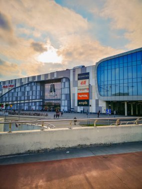 Poznan, Polonya - 2 Ekim 2020: Avenida alışveriş merkezi üzerinde ana tren istasyonu ile güzel bulutlu gün batımı