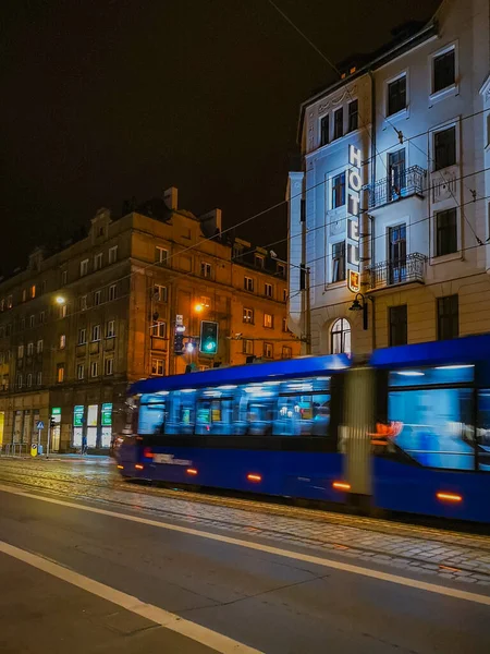 Wroclaw Pologne Octobre 2020 Tram Grande Vitesse Dans Rue Nuit — Photo