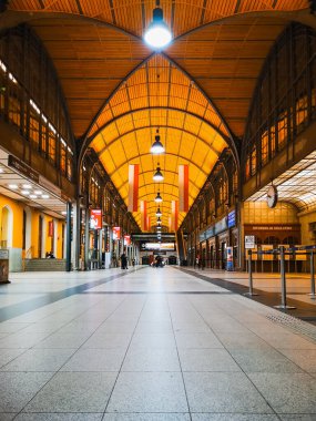 Wroclaw, Polonya - 21 Ekim 2020: Beyaz ve kırmızı bayraklarla dolu ana tren istasyonu binasının içi