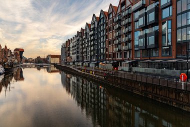 Gdansk, Polonya - 24 Ekim 2020: Motlawa nehri üzerindeki eski şehir binaları sabah yeşil köprüden görüldü