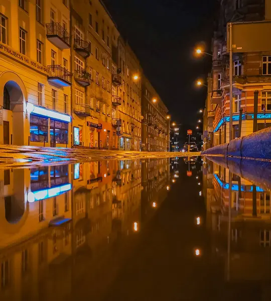 폴란드 2020 거리의 웅덩이에 반사됨 — 스톡 사진