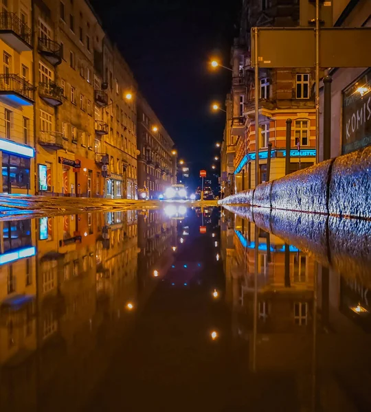 ポーランドのヴロツワフ 2020年10月17日 夜間の長い通りは小さな水たまりに反映されます — ストック写真