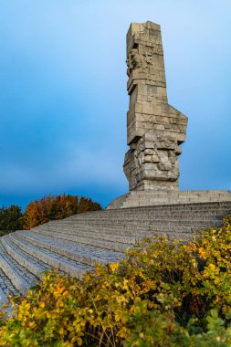 Gdansk, Polonya - 24 Ekim 2020: Westerplatte Meydanı 'nda tepenin üstünde büyük taş heykel