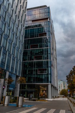 Gdansk, Polonya - 24 Ekim 2020: Bulutlu bir günde Olivia İş Merkezi 'nin önü