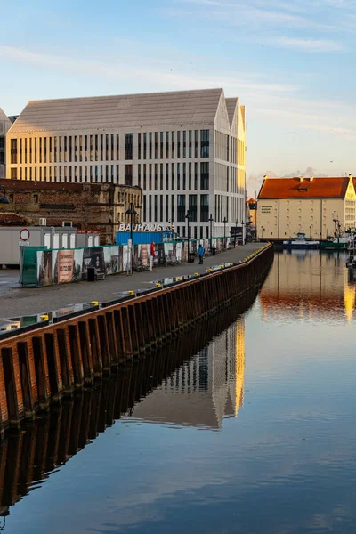 グダニスク ポーランド 2020年10月24日 休日のインのホテルの建物は午前中に水に反映 — ストック写真