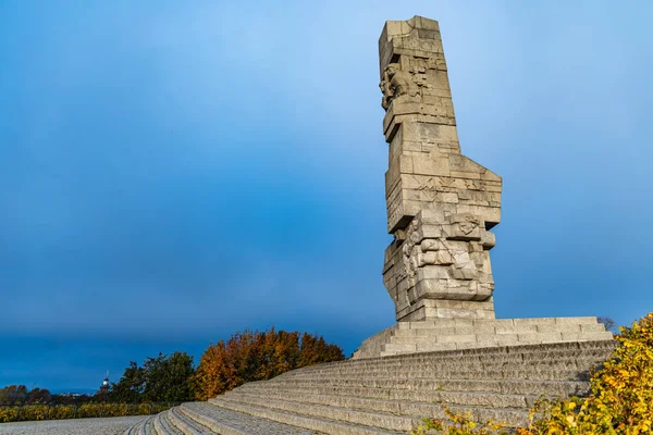 Gdansk, Polonya - 24 Ekim 2020: Westerplatte Meydanı 'nda tepenin üstünde büyük taş heykel