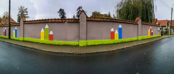 Oborniki Śląskie Polska Października 2020 Ogrodzenie Murowane Przedszkola Malowane Kolorowych — Zdjęcie stockowe