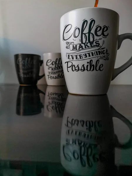 Tasses Café Noir Blanc Debout Réfléchissant Sur Plaque Induction Noire — Photo